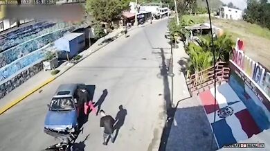 Řidič automobilu srazil agresivní motorkáře