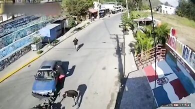 Řidič automobilu srazil agresivní motorkáře