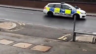 Žena na invalidním vozíku unikala policii při kuriózní honičce