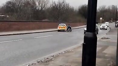 Žena na invalidním vozíku unikala policii při kuriózní honičce