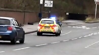 Žena na invalidním vozíku unikala policii při kuriózní honičce