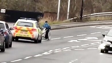 Žena na invalidním vozíku unikala policii při kuriózní honičce