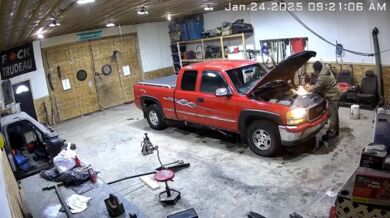 Podpálení svého auta při opravě