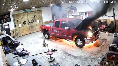 Podpálení svého auta při opravě