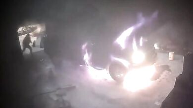 Podpálení svého auta při opravě