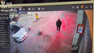 Dívka hodila petardu do kanálu, následoval obrovský výbuch!