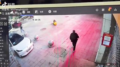 Dívka hodila petardu do kanálu, následoval obrovský výbuch!