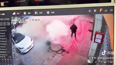 Dívka hodila petardu do kanálu, následoval obrovský výbuch!