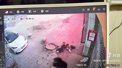 Dívka hodila petardu do kanálu, následoval obrovský výbuch!