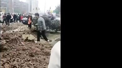 Chlapec odpálil petardu, což způsobilo masivní výbuch metanu na parkovišti