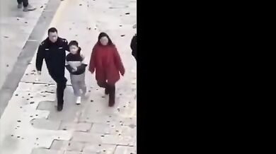 Chlapec odpálil petardu, což způsobilo masivní výbuch metanu na parkovišti