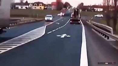 Děsivá nehoda policejního auta na Kolínsku