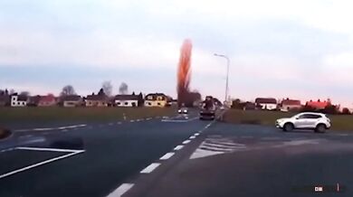 Děsivá nehoda policejního auta na Kolínsku