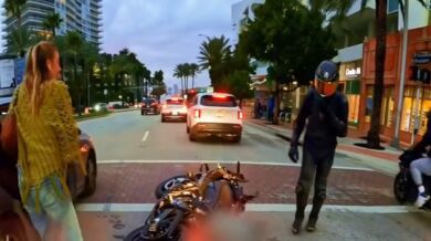 Žena vystoupila z taxíku uprostřed křižovatky...