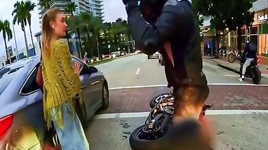 Žena vystoupila z taxíku uprostřed křižovatky...