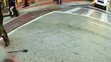 Žena vystoupila z taxíku uprostřed křižovatky...