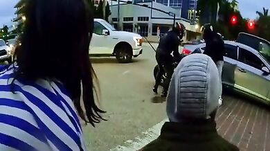 Žena vystoupila z taxíku uprostřed křižovatky...