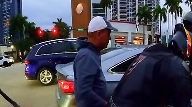 Žena vystoupila z taxíku uprostřed křižovatky...