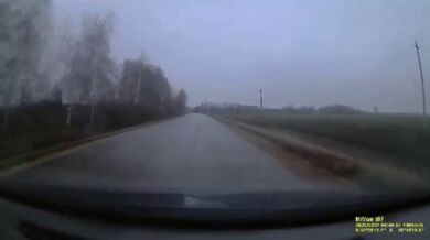 Dopad rakety blízko projíždějícího vozidla