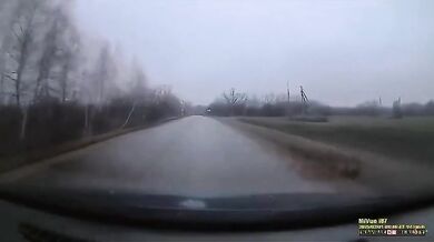 Dopad rakety blízko projíždějícího vozidla