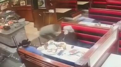 Muž zraněn troskami letadla při nehodě ve Filadelfii