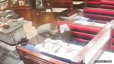 Muž zraněn troskami letadla při nehodě ve Filadelfii