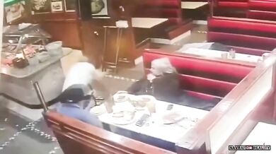 Muž zraněn troskami letadla při nehodě ve Filadelfii