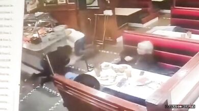 Muž zraněn troskami letadla při nehodě ve Filadelfii