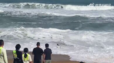 Dívka zachráněná před utonutím ze silných vln