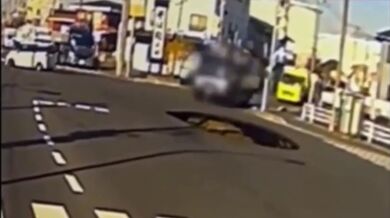 Obrovský kráter pohltil nákladní vozidlo