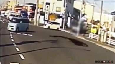 Obrovský kráter pohltil nákladní vozidlo