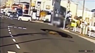 Obrovský kráter pohltil nákladní vozidlo