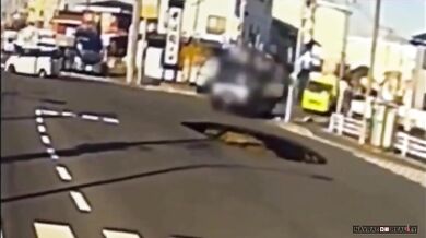 Obrovský kráter pohltil nákladní vozidlo