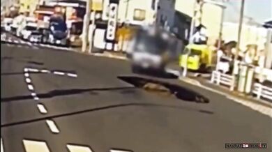 Obrovský kráter pohltil nákladní vozidlo