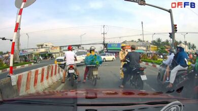Policista upozornil motorkáře na chybějící helmu a našel drogy