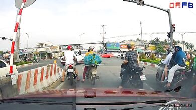 Policista upozornil motorkáře na chybějící helmu a našel drogy