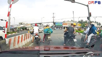 Policista upozornil motorkáře na chybějící helmu a našel drogy