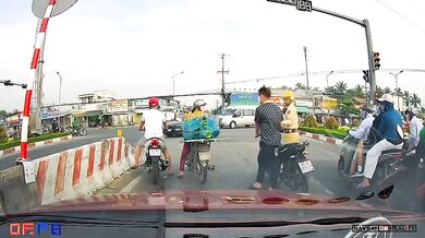 Policista upozornil motorkáře na chybějící helmu a našel drogy