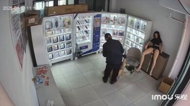 Stařík otestoval produkt přímo v erotickém obchodě