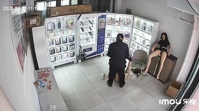 Stařík otestoval produkt přímo v erotickém obchodě