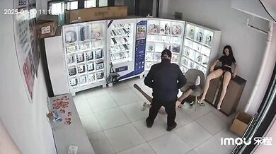 Stařík otestoval produkt přímo v erotickém obchodě