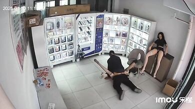 Stařík otestoval produkt přímo v erotickém obchodě