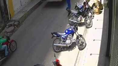 Řidič ve vysoké rychlosti zabil ženu na motorce