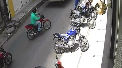 Řidič ve vysoké rychlosti zabil ženu na motorce