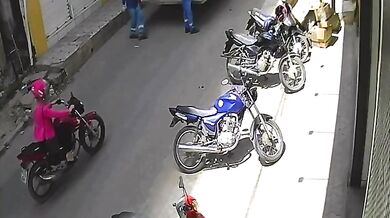 Řidič ve vysoké rychlosti zabil ženu na motorce