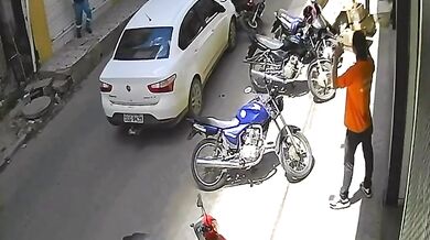 Řidič ve vysoké rychlosti zabil ženu na motorce