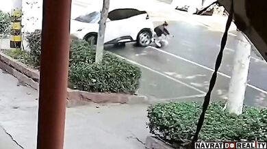 Ztráta kontroly nad vozidlem skončila srážkou ženy na skútru