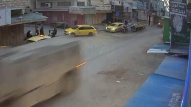 Izraelský vojenský náklaďák narazil do stánku prodejce v Tulkarmu