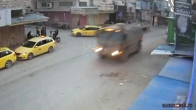 Izraelský vojenský náklaďák narazil do stánku prodejce v Tulkarmu