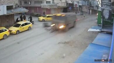 Izraelský vojenský náklaďák narazil do stánku prodejce v Tulkarmu